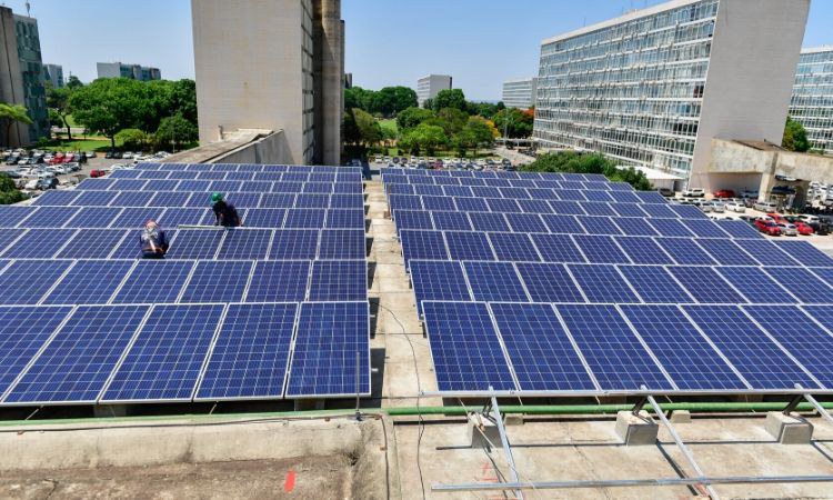 Sancionada lei que estimula o uso de energia solar no Estado do Rio