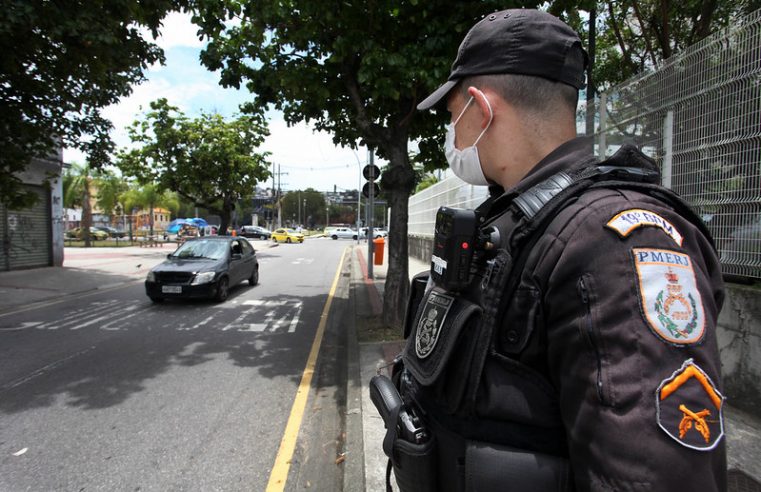 Policiais começarão a usar uniformes com câmeras portáteis no Revéillon