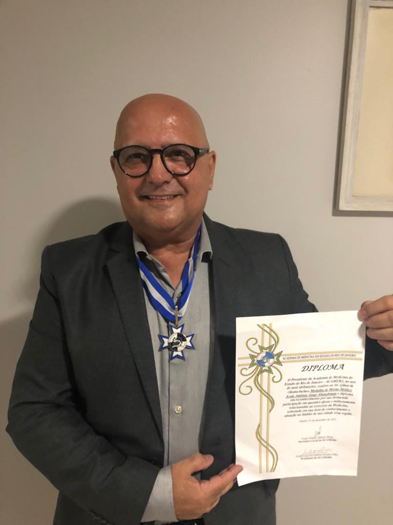 Dr. Gilmar Pacheco recebe Medalha por Mérito Médico