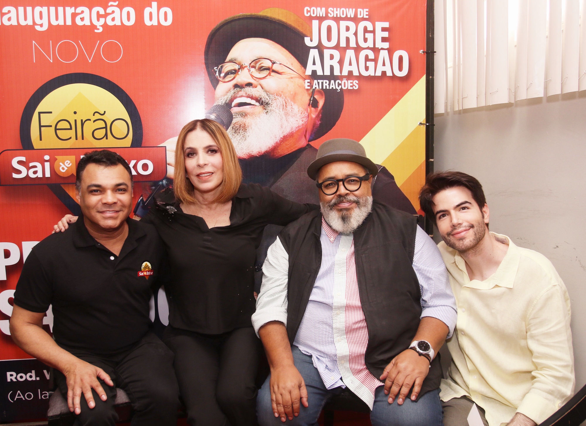 Jorge Aragão faz a festa com muito samba na inauguração do Feirão Sai de Baixo