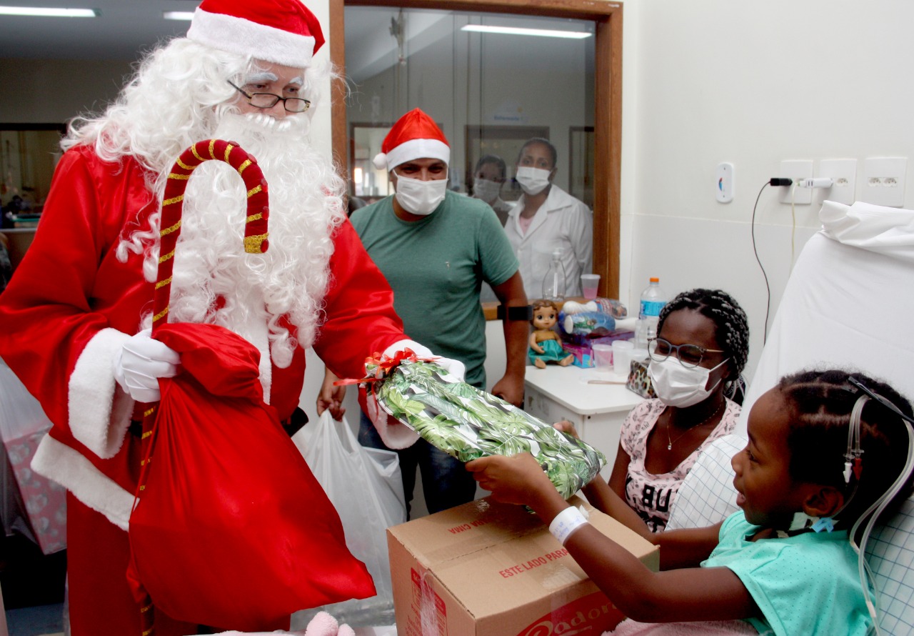 Papai Noel visita crianças internadas no HGNI