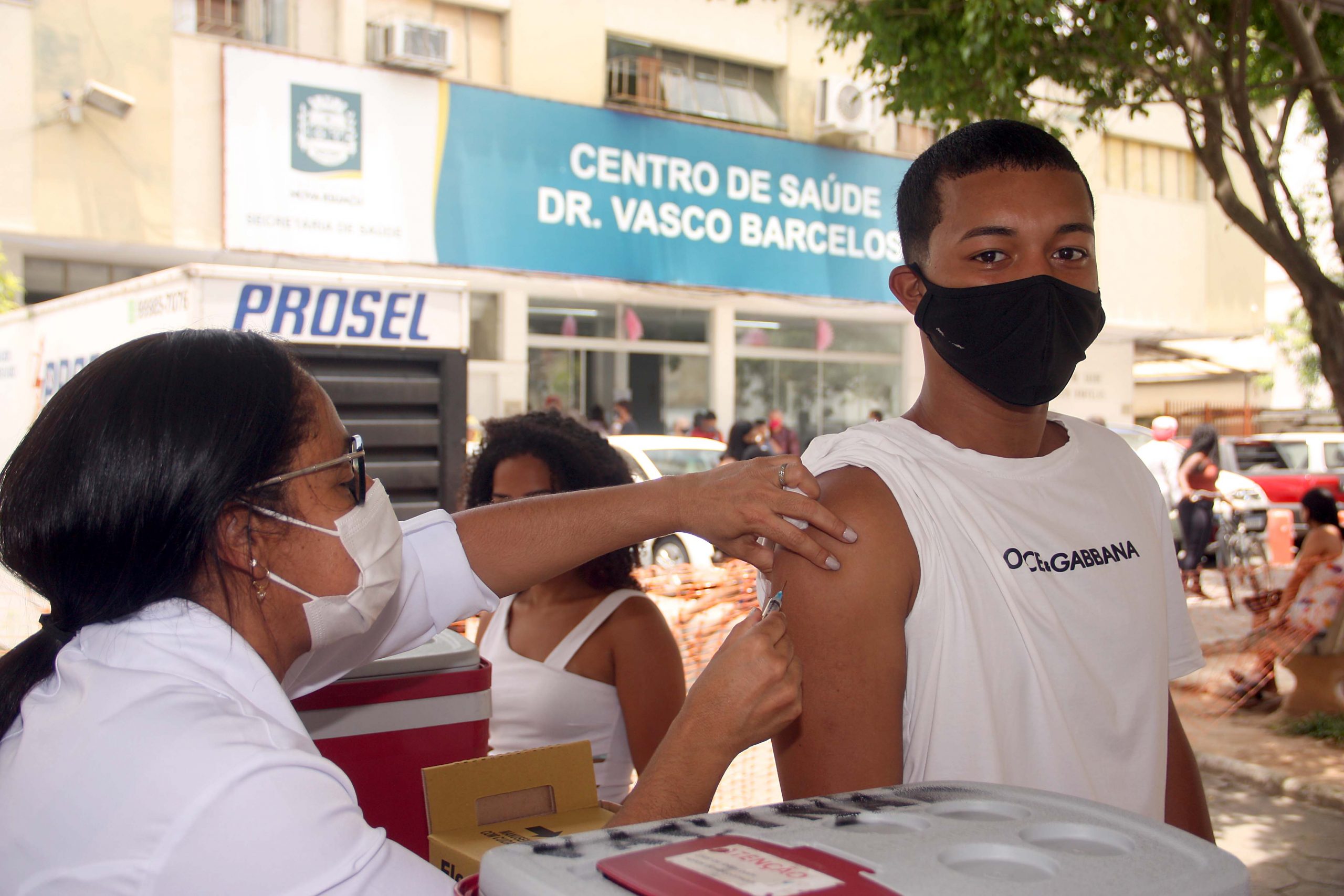 Nova Iguaçu vacina com dose de reforço pessoas acima de 55 anos contra COVID-19 nesta sexta-feira