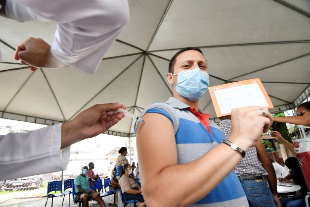 Pessoas acima de 12 anos podem se vacinar contra Covid-19 nesta sexta-feira em Nova Iguaçu