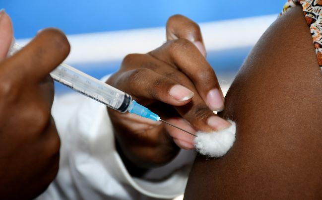 Nova Iguaçu vacina com dose de reforço pessoas de 27 a 22 anos nesta semana