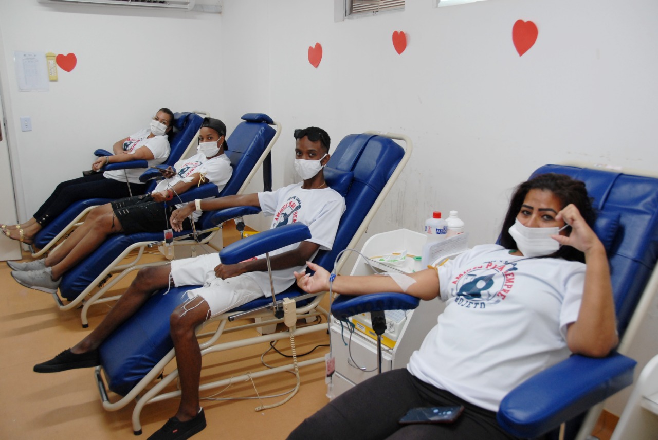 Hospital Geral de Nova Iguaçu recebe doações de sangue de integrantes de roda de samba
