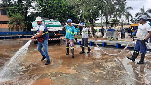 Equipes da Águas do Rio auxiliam na limpeza das ruas de Mesquita