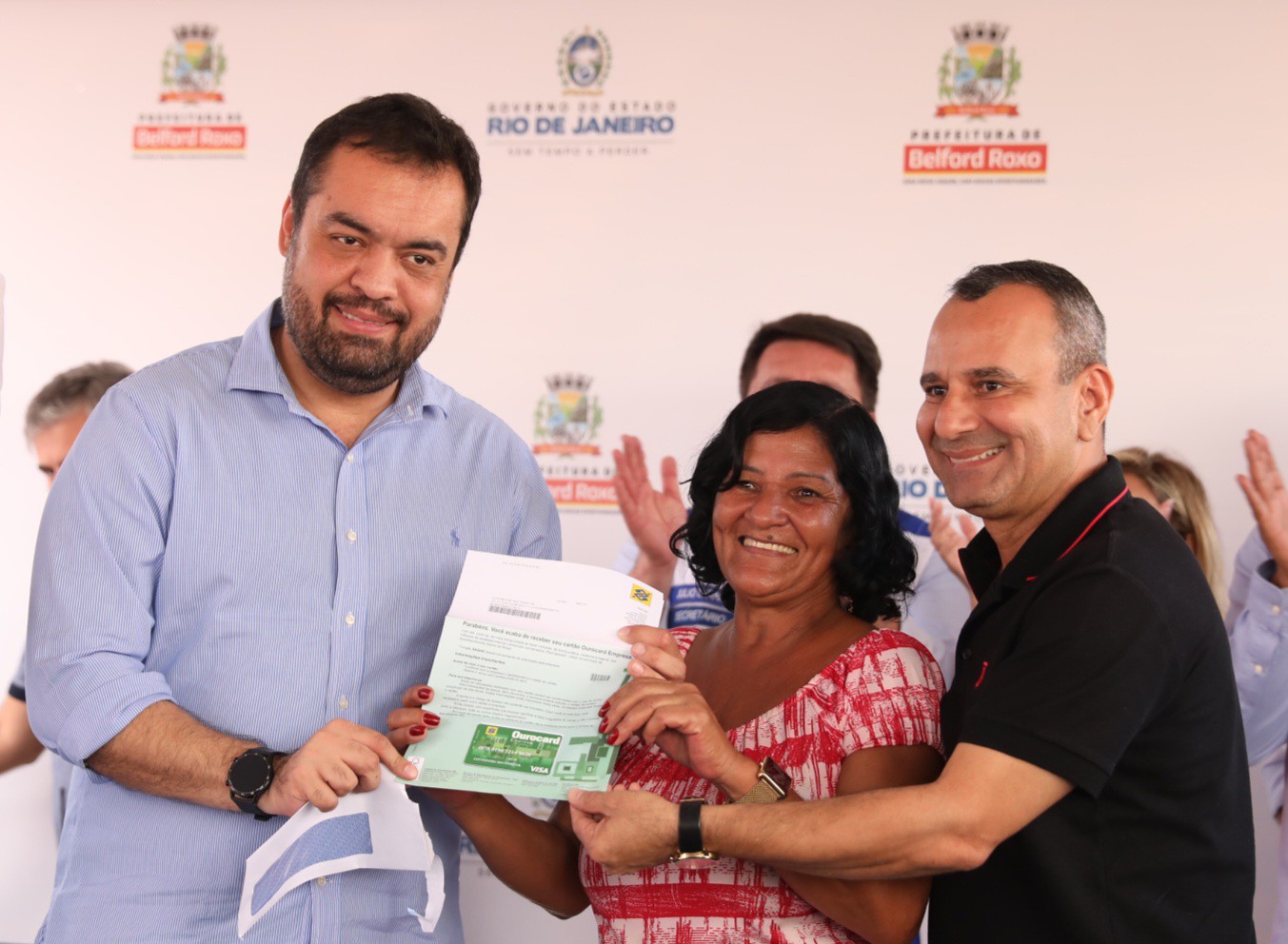 Famílias da Baixada Fluminense  recebem cartões do programa Recomeçar