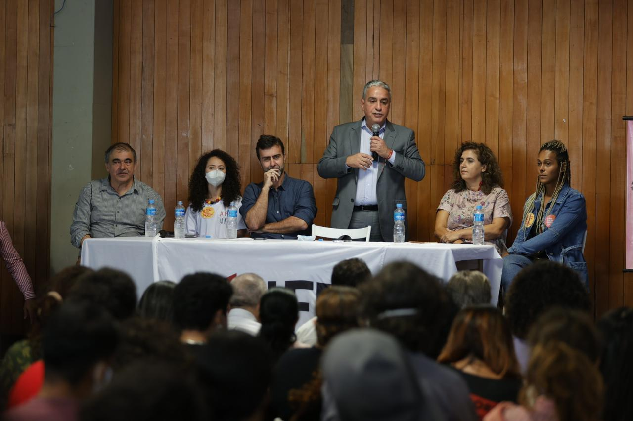 Em evento na UFRJ, Ceciliano defende ciência e tecnologia como pilares para o desenvolvimento do Rio