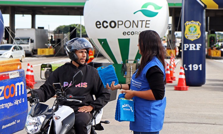Detran.RJ realiza blitz educativa para motociclistas na Ponte Rio-Niterói
