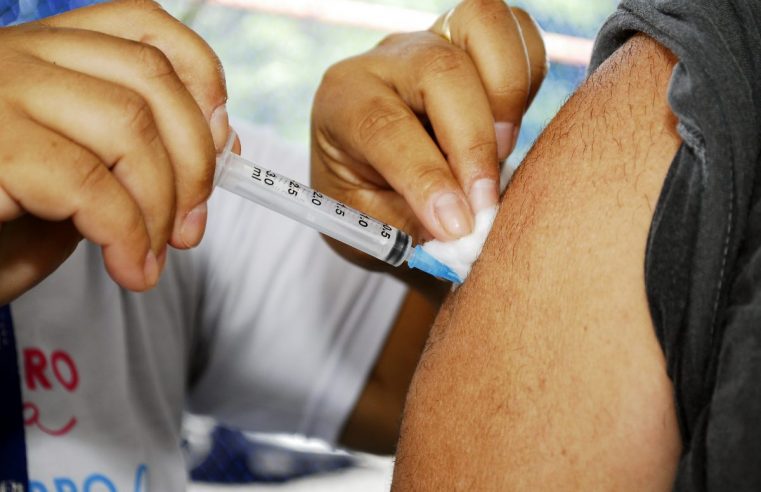 Nova Iguaçu segue vacinando idosos com mais de 60 anos com a quarta dose de reforço contra a Covid-19 nesta semana