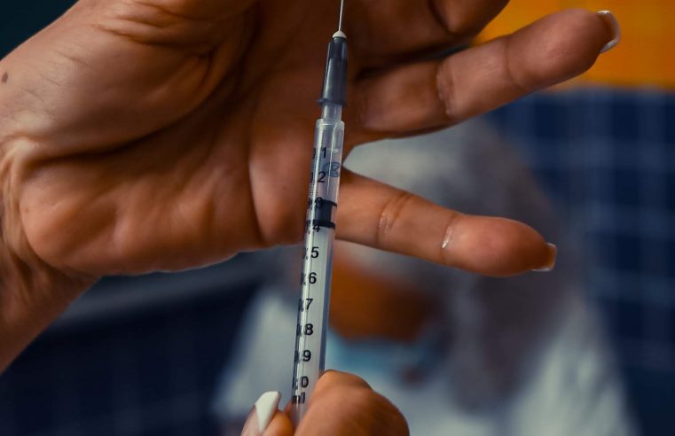 Queimados libera quarta dose da vacina contra a Covid-19 para pessoas com 50 anos ou mais
