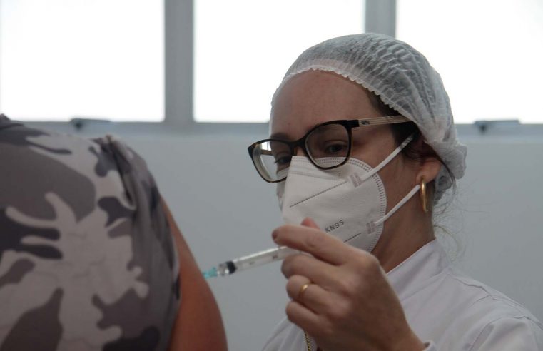 Nova Iguaçu aplica doses de reforço contra Covid-19 em adolescentes