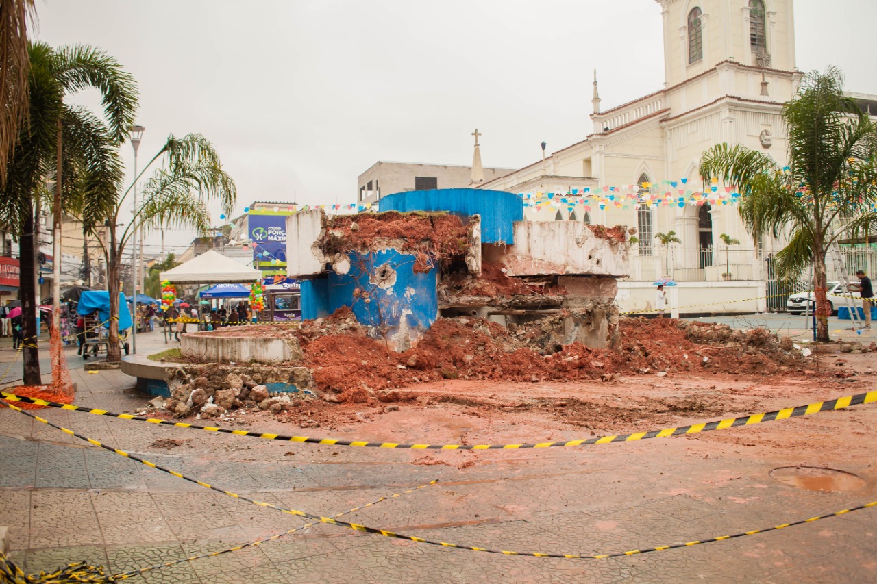 Prefeitura de São João de Meriti derruba chafariz que é um dos símbolos da cidade