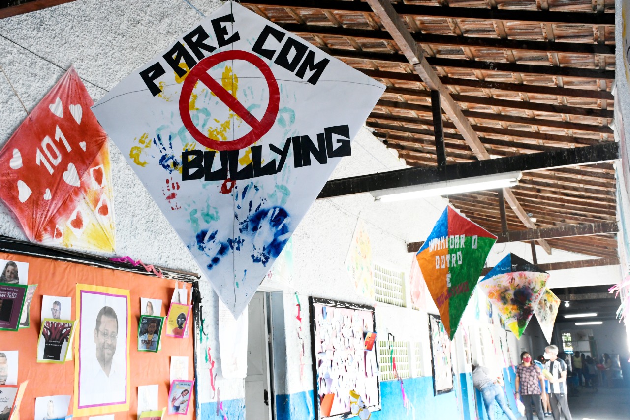 Alunos da educação especial de escola municipal de Nova Iguaçu combatem o bullying com criatividade e arte