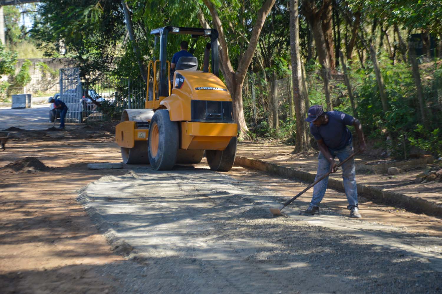 Ruas do bairro Fanchem, em Queimados, começam a receber obras de pavimentação