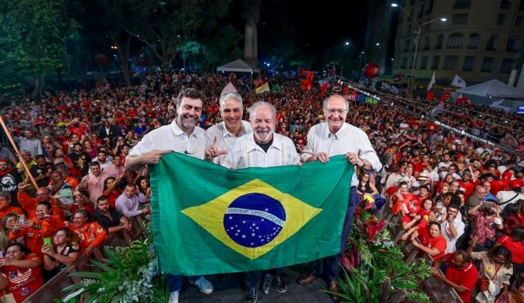 Ato com Lula, Freixo e Ceciliano reúne multidão na Cinelândia