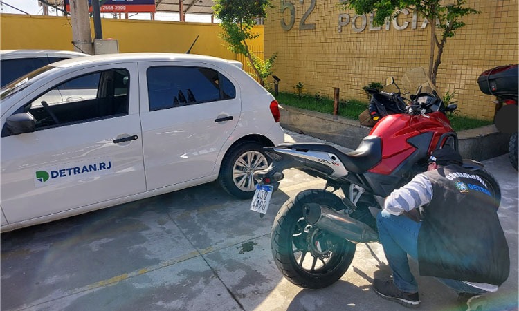 Detran.RJ apreende moto  clonada em Nova Iguaçu