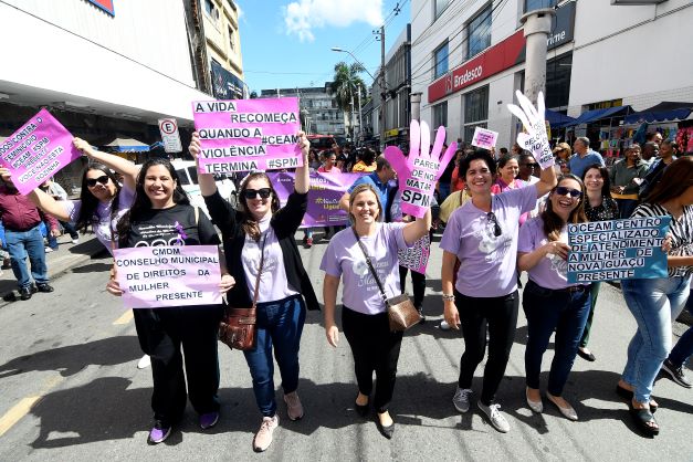 Mulheres vão às ruas de Nova Iguaçu pelo fim da violência doméstica