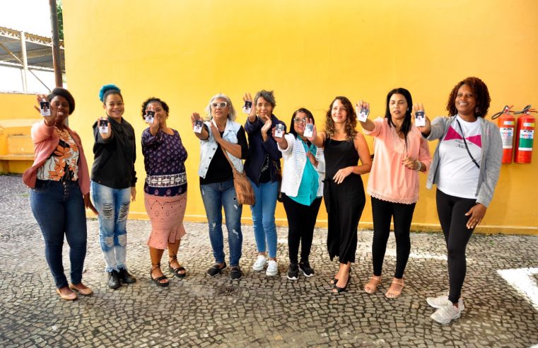 Artesãos de Nova Iguaçu recebem novas carteirinhas
