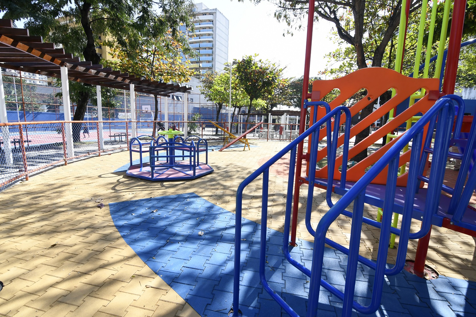Praça do Skate é reaberta em Nova Iguaçu, com destaque para brinquedos inclusivos
