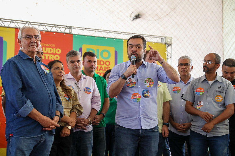 Cláudio Castro se reúne com taxistas na Ilha do Governador e promete chegada do Segurança Presente na região