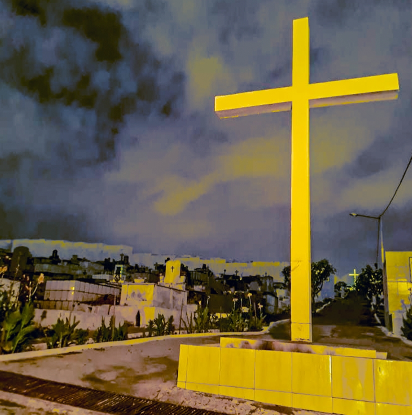 Cemitério de Nova Iguaçu se ilumina de amarelo pela prevenção do suicídio