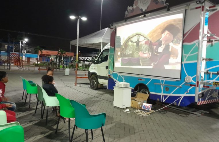 Realidade virtual e cinema na praça garantem a diversão dos moradores de Belford Roxo