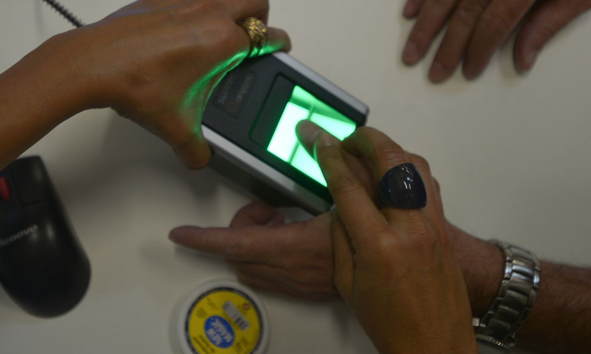 TRE-RJ vai usar dados biométricos do Detran para identificar eleitores no dia da votação