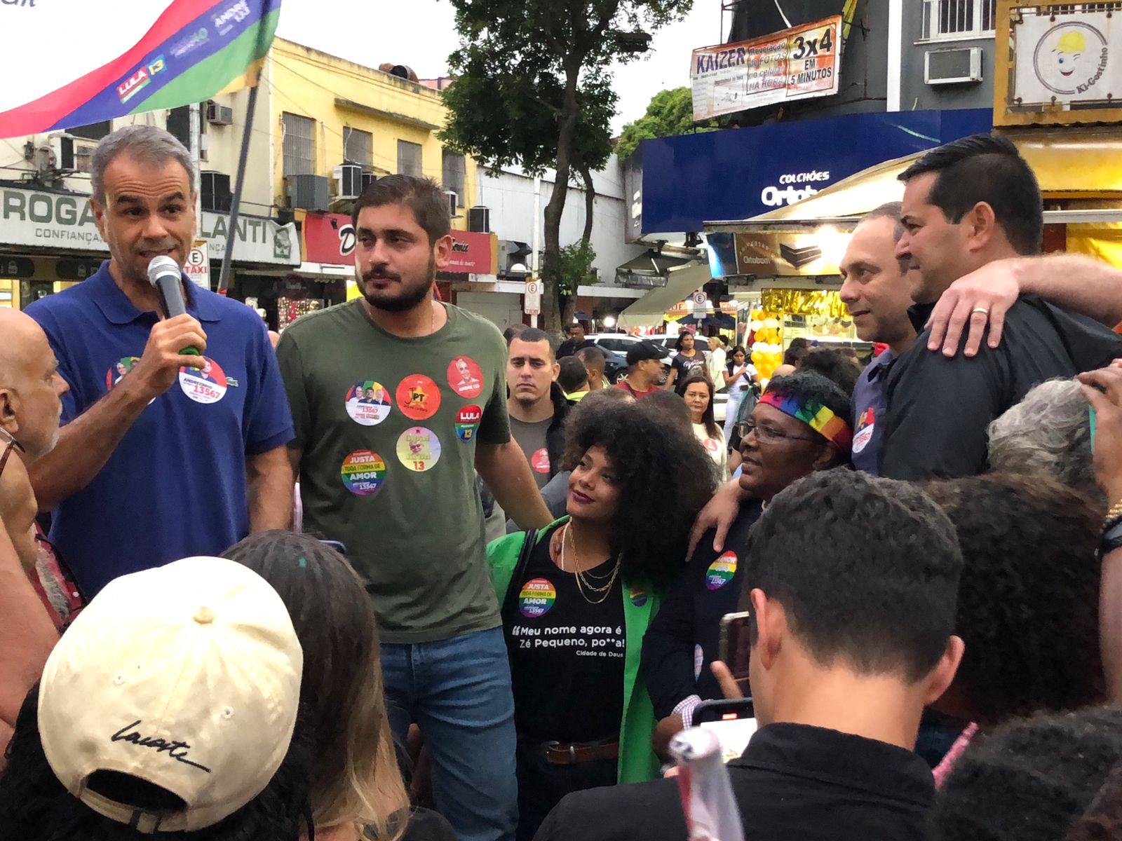 Rogerio Lisboa pede votos para Andrezinho Ceciliano durante caminhada no Calçadão