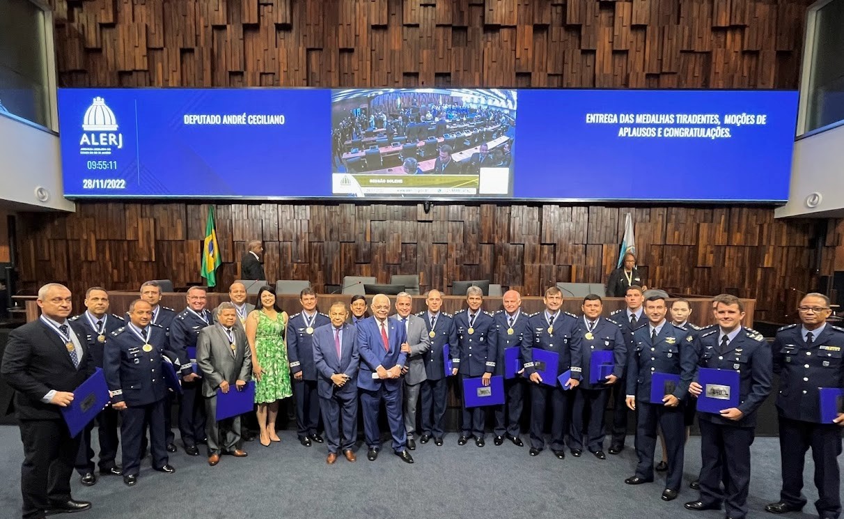 Alerj homenageia militares da Força Aérea Brasileira com Medalha Tiradentes