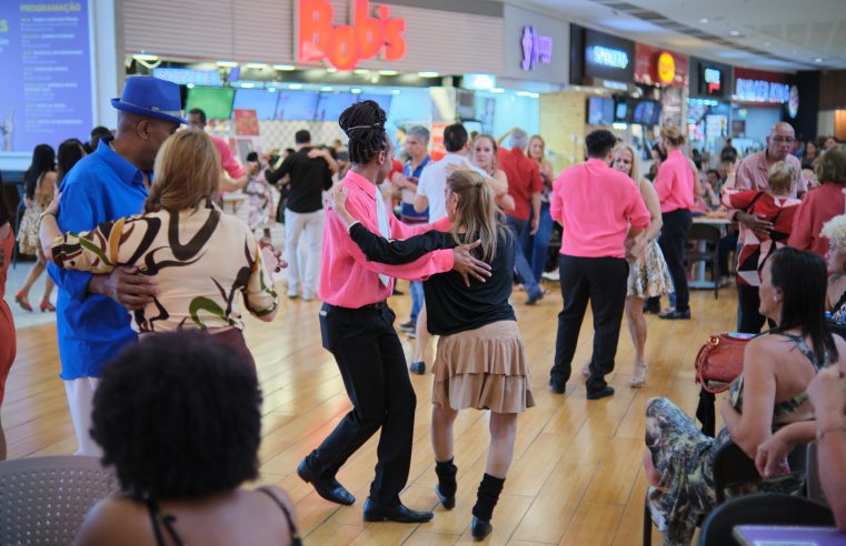 Baile dançante agita a tarde de segunda-feira no Caxias Shopping
