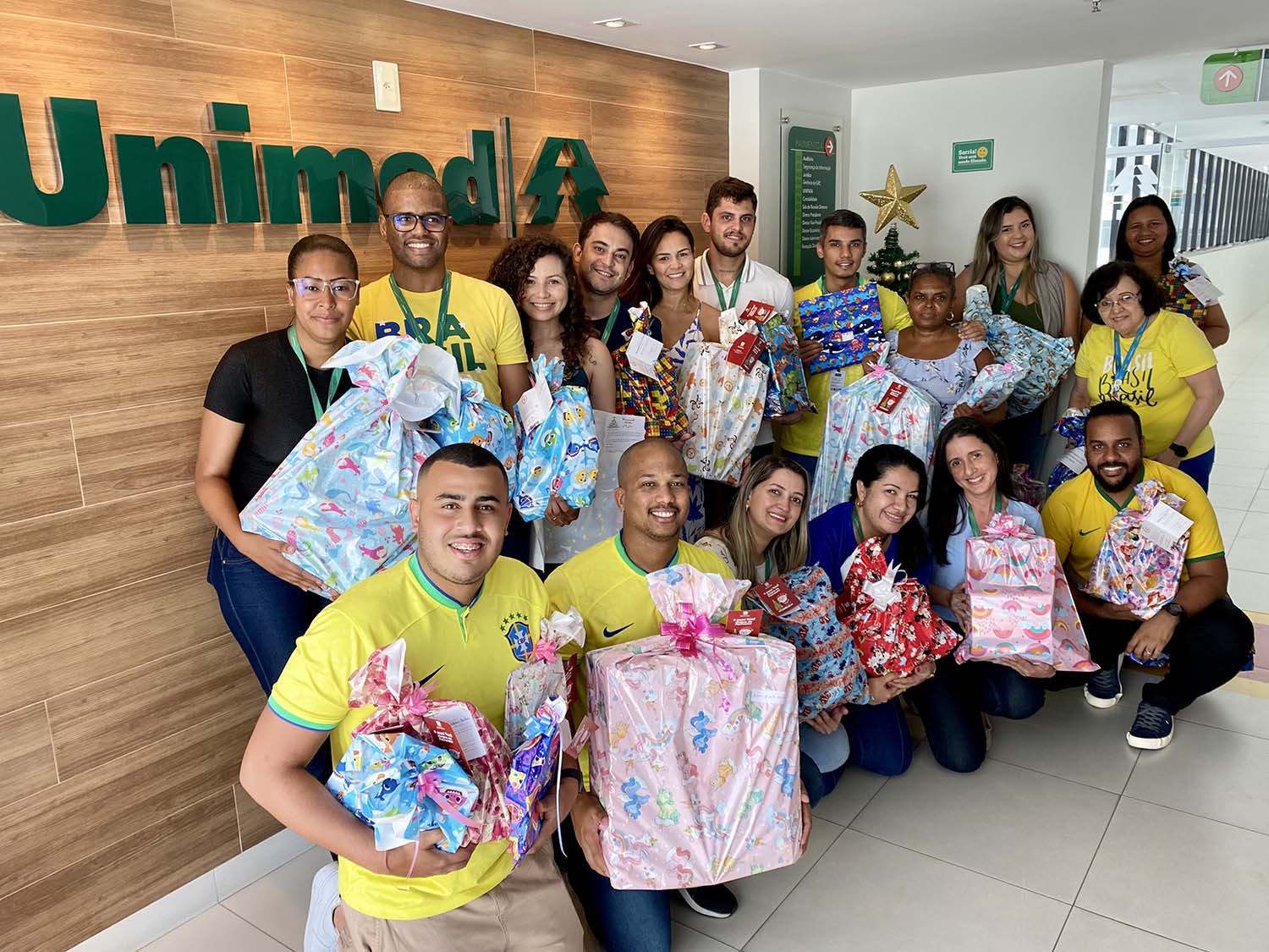 Colaboradores da Unimed Nova Iguaçu doam presentes para crianças do Patronato