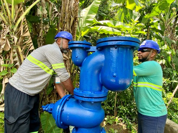 Reparo em vazamento encerra desperdício de 1 bilhão de litros de água tratada na Baixada Fluminense