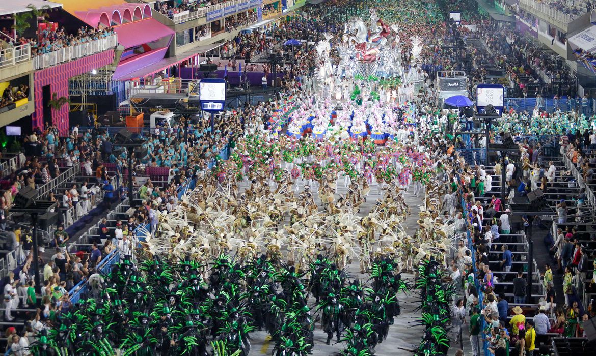 Ingressos para desfile das escolas de samba do Rio de Janeiro começam a ser vendidos