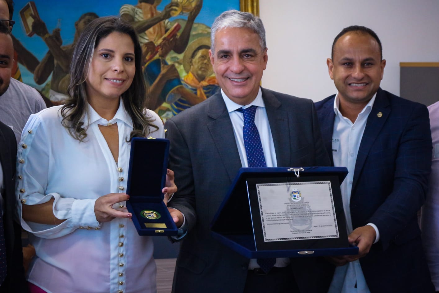 Prefeita de Japeri homenageia André Ceciliano pela implantação do Programa Segurança Presente na cidade