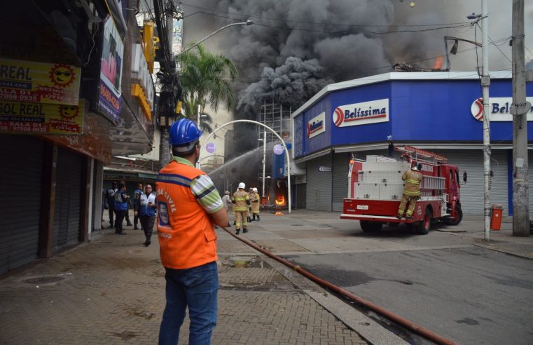 Incêndio destrói prédio comercial do calçadão de Nova Iguaçu
