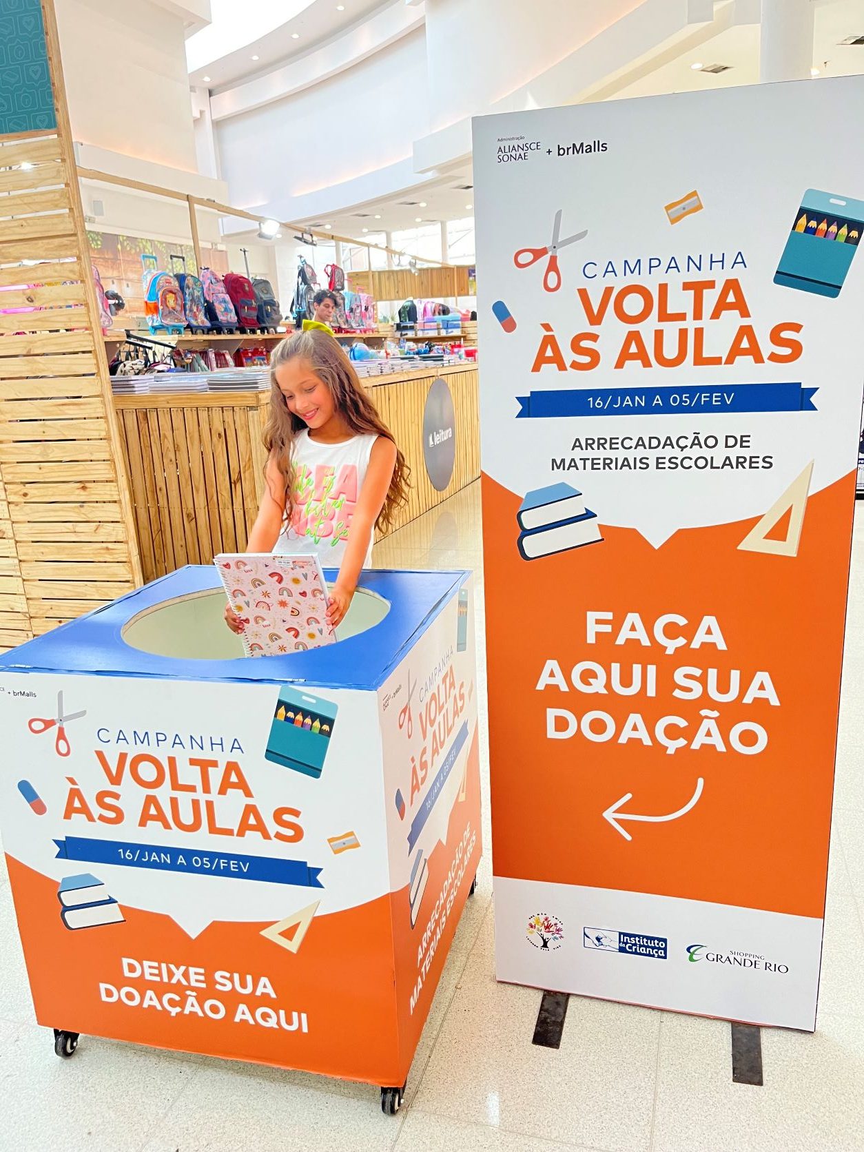 Shoppings na Baixada Fluminense arrecadam doações de materiais escolares