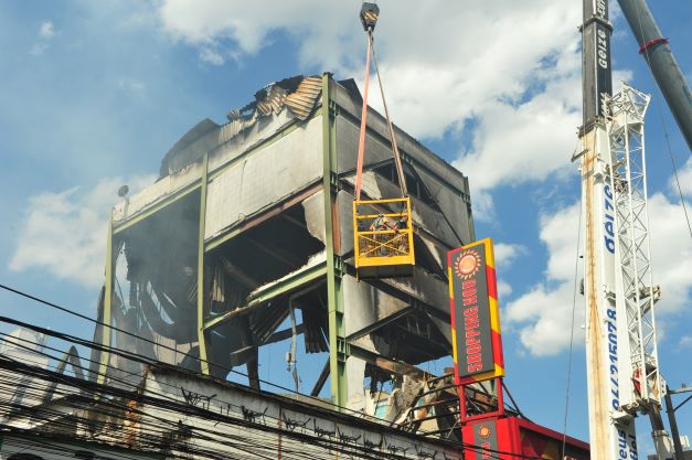 Prédio atingido por incêndio começa a ser demolido em Nova Iguaçu