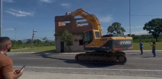Prefeitura de Duque de Caxias faz demolição da última área antes de concluir obras do Parque Linear do Sarapuí