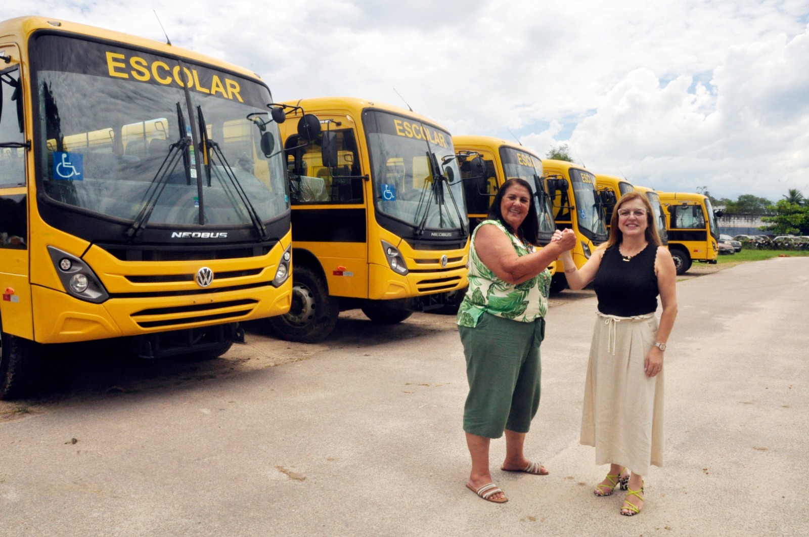 Magé recebe doze novos ônibus escolares