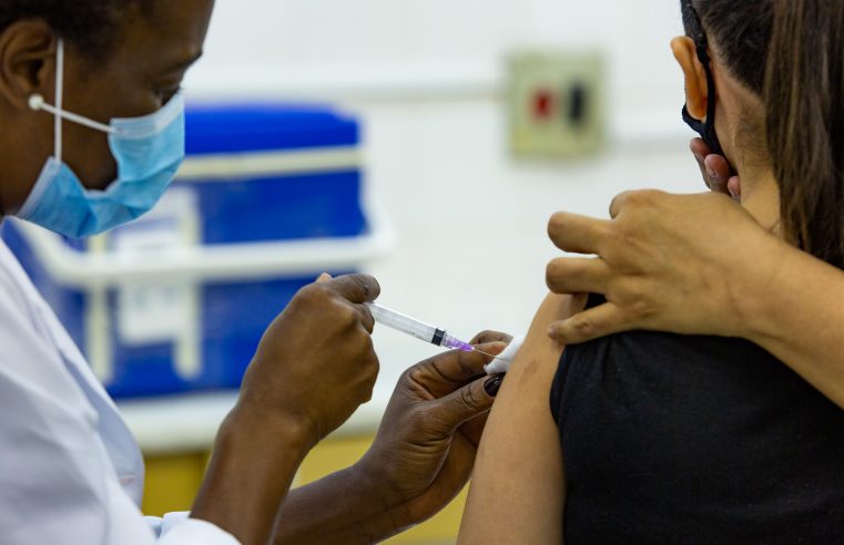 Covid: Secretaria alerta para importância do reforço na vacinação de idosos
