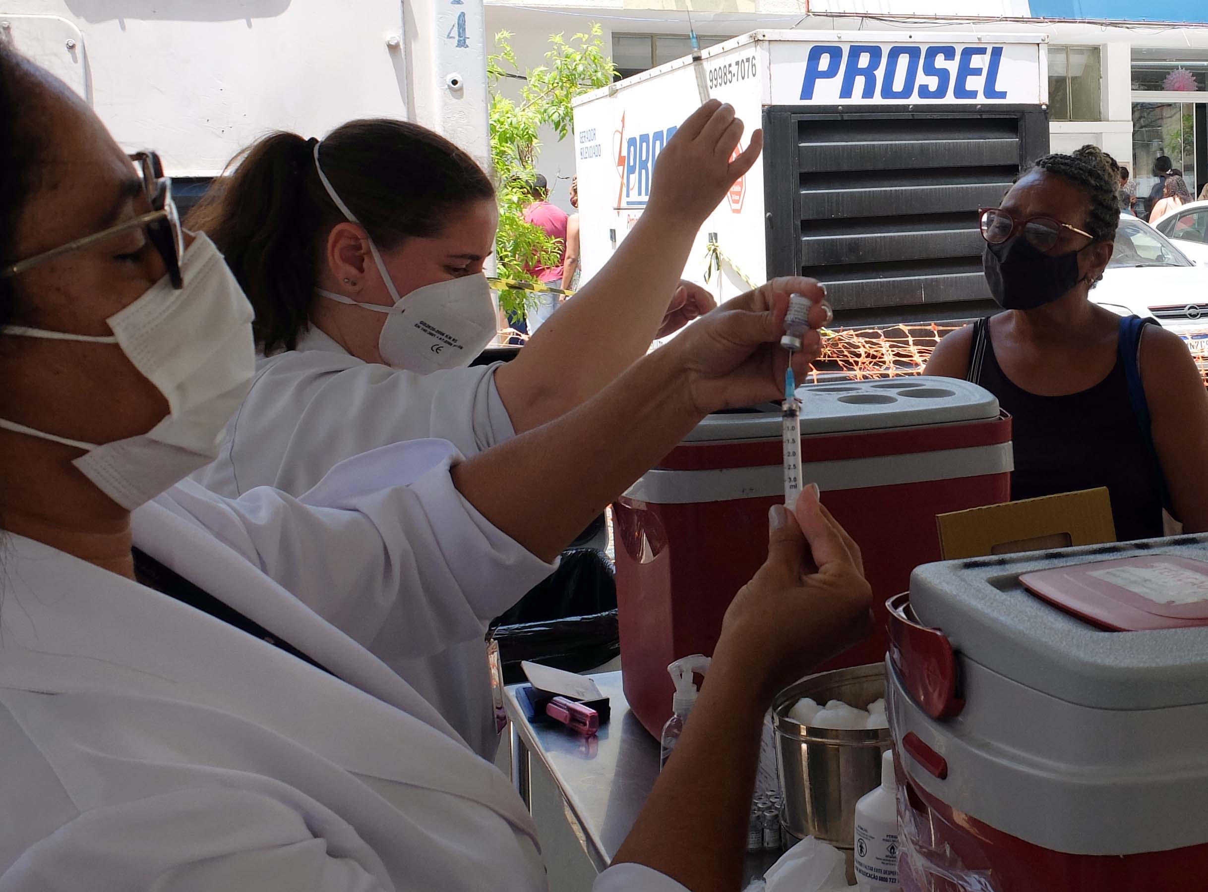 Campanha de vacinação bivalente contra Covid-19 segue nesta terça-feira (18) em Nova Iguaçu