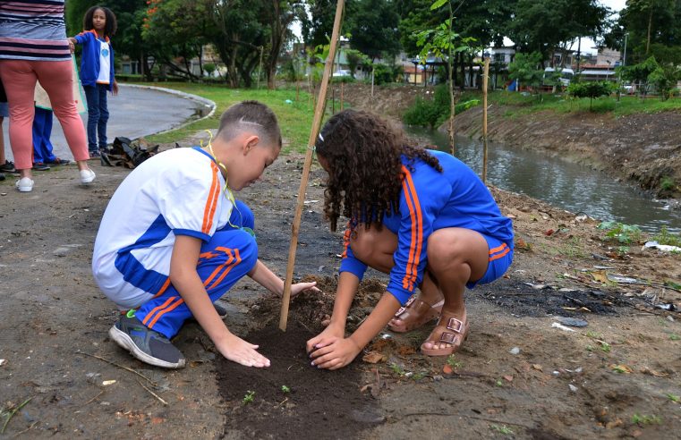Alunos de escola de Nova Iguaçu participam de plantio de mudas no entorno do Rio Botas