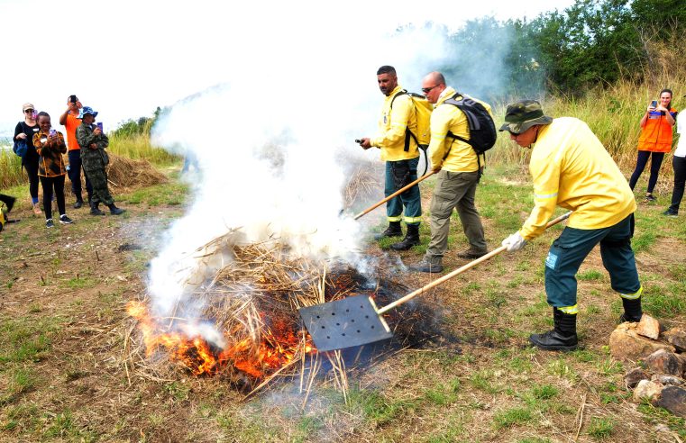Voluntários passam por treinamento de prevenção e combate a incêndios florestais em Nova Iguaçu