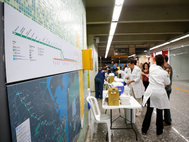 Estações do MetrôRio oferecem vacinação gratuita contra a Covid-19 e gripe no mês de junho