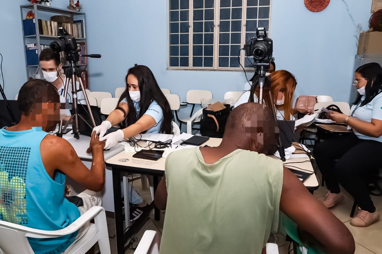 Detran.RJ faz identificação de pacientes resgatados em condições degradantes em clínica de Nova Iguaçu