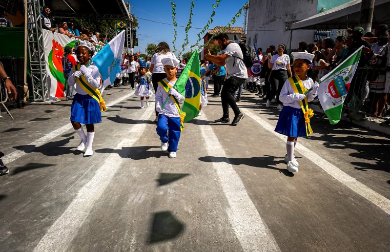Desfile cívico de Queimados destaca importância da escola e reúne 20 mil pessoas