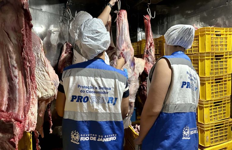 Procon RJ e Polícia Civil descartam mais de 400 quilos de alimentos impróprios na Baixada Fluminense e no Centro do Rio