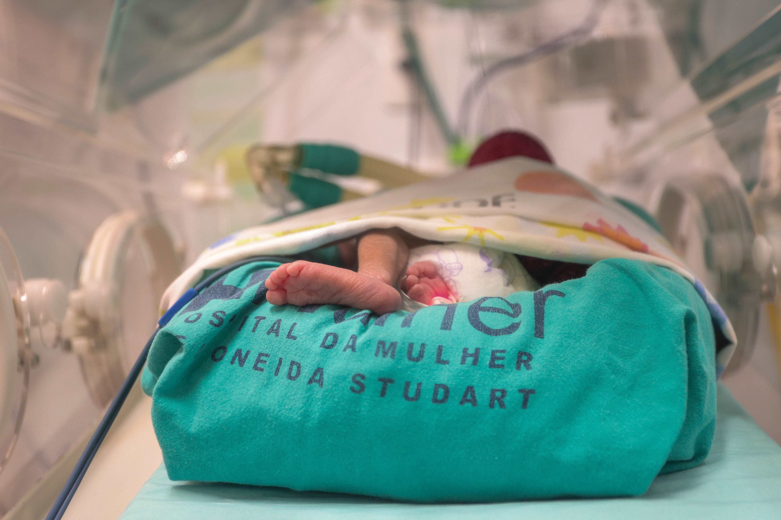 Novembro Roxo: Hospital Estadual da Mulher Heloneida Studart é referência no atendimento a bebês prematuros