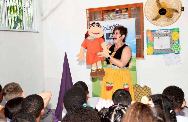 Teatro educativo leva alegria e aprendizado para os alunos de Nova Iguaçu